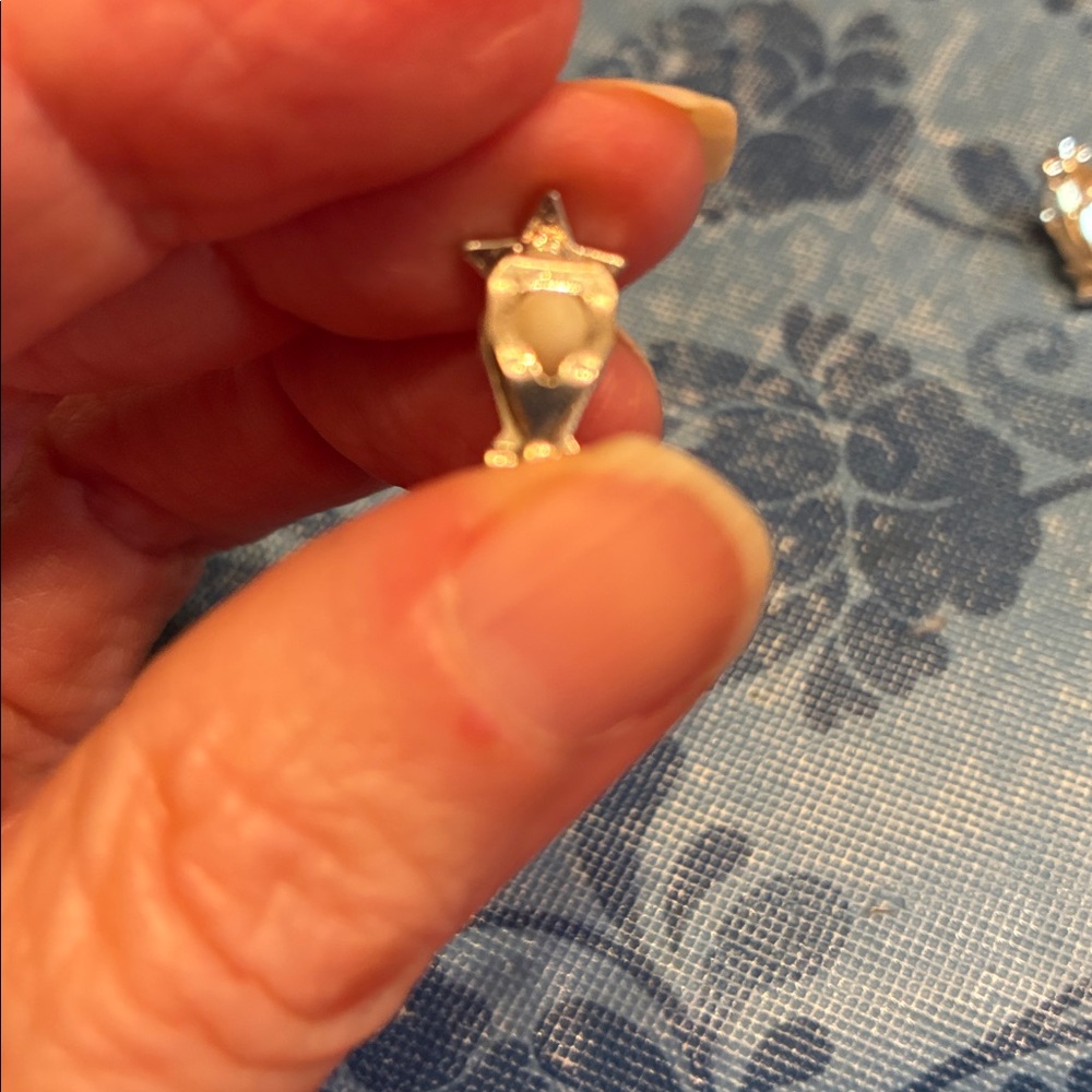 Claire’s Clip on Silver Star Earrings with White Cushion Backs - Picture 4 of 5